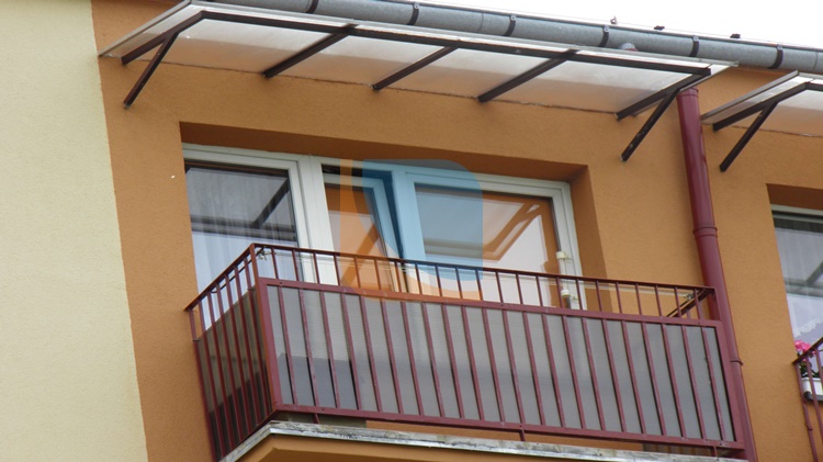 Zadaszenie balkonowe z poliwęglanu komorowego